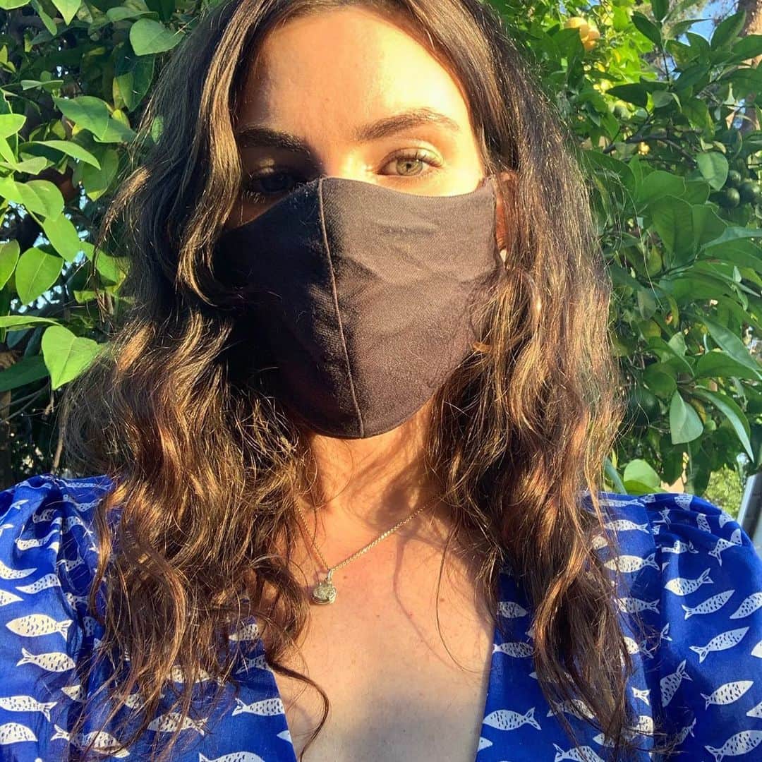 ケリー・オックスフォードのインスタグラム：「I’m about to rant. I’m sorry. You can stop now if you already get it. It took me 4 masks to find one I felt I could breathe in. Do you think I like this shit? Do you think I don’t want to have a dinner party, get drunk with my friends, sit closer than 6ft and hug them? Do you think I want to go to UPS LIKE THIS?? NO!!! I WANT EVERYTHING TO GO BACK TO NORMAL, AND I HATE THIS, BUT I UNDERSTAND- ITS SCIENCE-  WITHOUT LOWERING TRANSMISSION RATES WITH A MASK or A VACCINE THIS VIRUS WILL CONTINUE TO SPREAD. These people aren’t magicians when they say “it’s a hoax” it doesn’t go away!! people are dying!! This plague is WEIRD. Infection rates are going up all over the place. These people aren’t magicians when they say “I want my freedom to go out without a mask” ITS STILL HERE AND THEIR IMAGINARY “LOSS OF FREEDOM” IS MAKING IT WORSE. WEAR A MASK AND MOUTH “FUCK ALL OF YOU!” From behind it all day. I would love that. And FUCK YOU DONALD TRUMP FOR NEVER EVER EVER WEARING A MASK! THE DAMAGE THAT *ALONE* HAS DONE APPEARS TO BE IRREPARABLE BECAUSE NO ONE WHO IS ANTI-MASK IS GOING TO GIVE A SHIT ABOUT THIS POST. Also, I got this mask from a noodle place in Studio City called NOODLE MONSTER. THANK YOU FOR COMING TO MY TED TALK ✌🏼✌🏼✌🏼✌🏼😷😷😷😷😷😷😷」