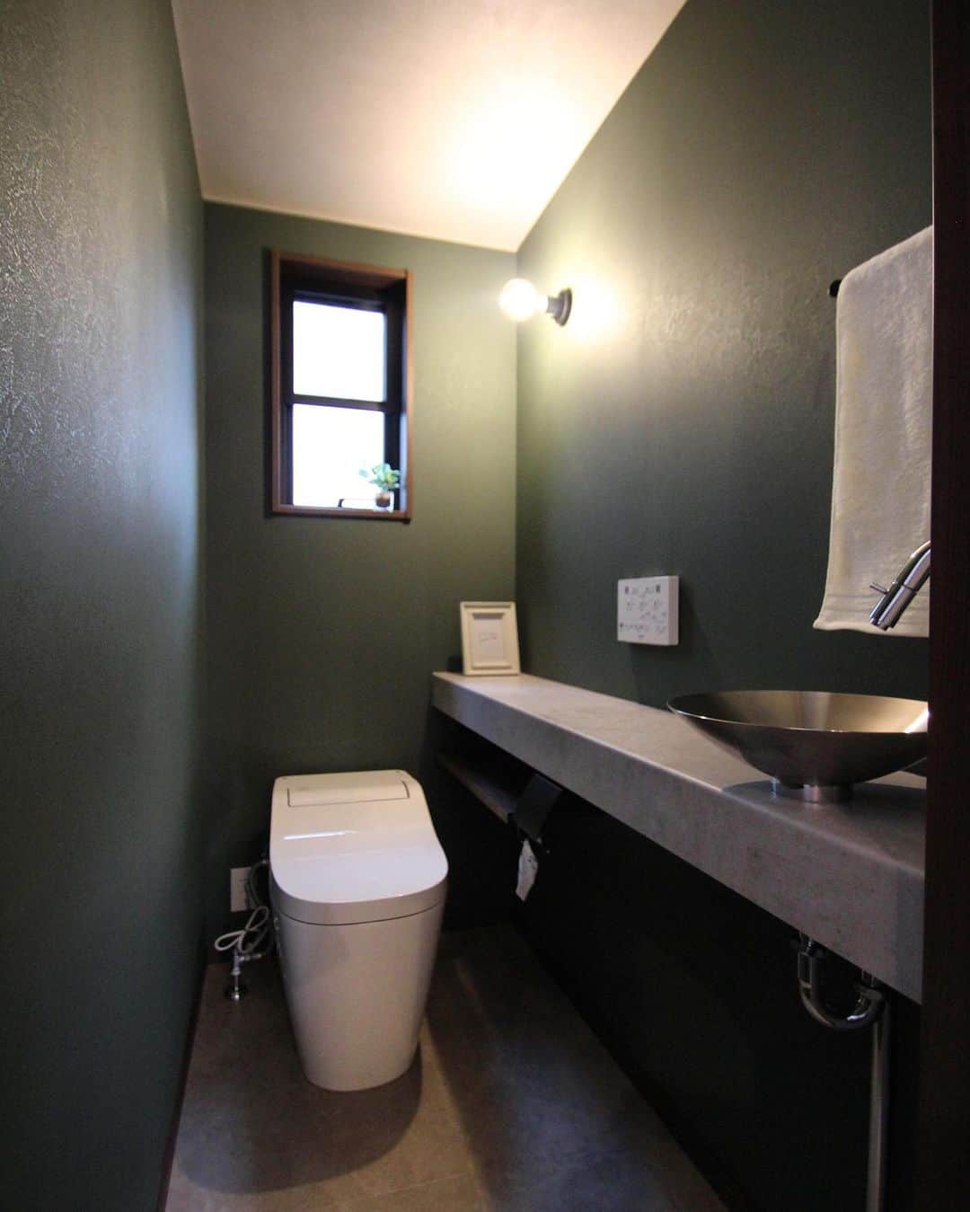 有 岡崎工務店さんのインスタグラム写真 有 岡崎工務店instagram モスグリーンに囲まれた お洒落なトイレ空間 落ち着いた雰囲気に 個々のインテリアが 映えますね 電話 076 475 9749 資料請求はこちらから