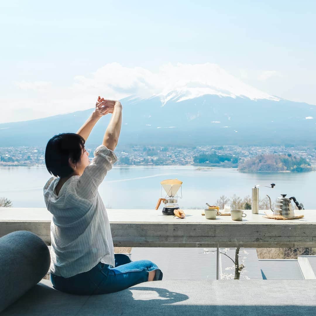 星野リゾートさんのインスタグラム写真 - (星野リゾートInstagram)「【星野リゾートの施設紹介】﻿ 星のや富士 - HOSHINOYA Fuji﻿ ﻿ 河口湖を見晴らす山の斜面のグランピングリゾート。ダイナミックな料理を食し、木立に浮いたテラスで寛ぐ。大自然を楽しみ尽くす贅沢な時間をお過ごしください。﻿ ﻿ Experience extraordinary stays at “HOSHINOYA Fuji”, Japan’s first glamping resort presented by Hoshino Resorts.﻿ ﻿ ▼おすすめのポイント▼﻿ ①河口湖を見晴らす丘陵に立つ、日本初のグランピングリゾート﻿ ﻿ ②自然を知り尽くしたグランピングマスターが、滞在をサポート﻿ ﻿ ③自然を身近に感じるテラスリビングを設えた、快適なキャビン﻿ ﻿ #HoshinoResorts #星野リゾート #hoshinoya #星のや #hoshinoyaFuji #星のや富士#Yamanashi #Fuji #Kawaguchiko #山梨 #山梨県 #富士 #河口湖 #河口湖旅行 #KawaguchikoTrip #山梨旅行 #グランピング #YamnashiTrip #gramping #luxuryresort #JapaneseHotels #travelJapan #ig_Japan #JapanTravel」6月18日 12時07分 - hoshinoresorts.official