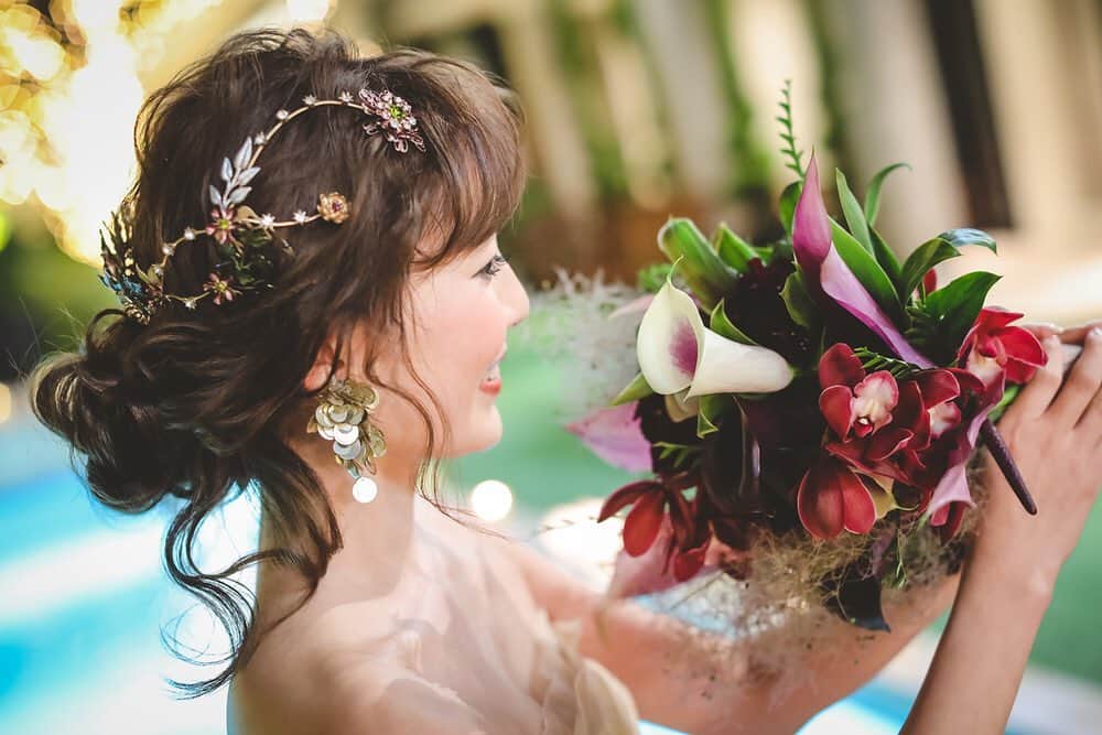 のインスタグラム：「・ 【#weddingbouquet 】 ・ カラーをワンポイントに束ねたクラッチブーケ✨ ・ 会場👉 #青山迎賓館・ 【#tg花嫁】 ↑タグ付けしてフォロー&投稿お願いします☺︎ #takeandgiveneeds #テイクアンドギヴニーズ #tg花嫁」
