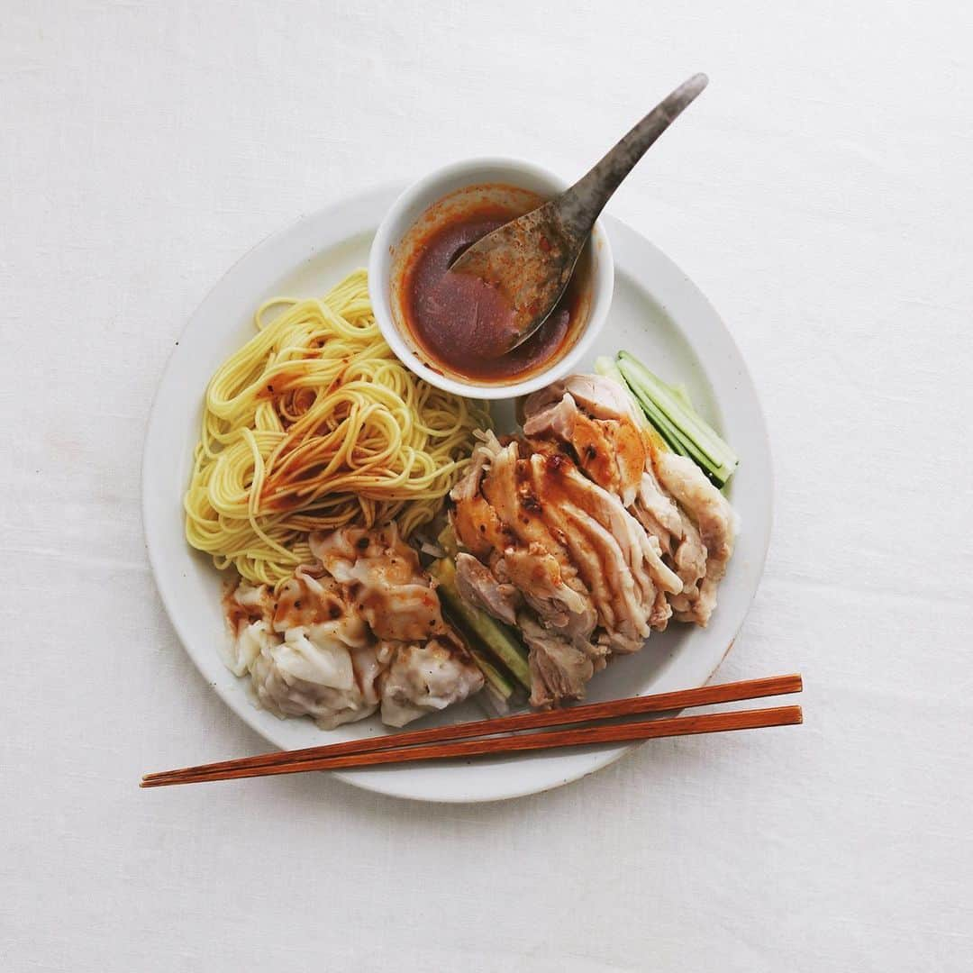 樋口正樹さんのインスタグラム写真 - (樋口正樹Instagram)「hiyashi chuka . 昼ご飯に冷やし中華。 細麺に茹で鶏と雲呑、 豆板醤ベースのタレ。 . . #冷やし中華 #そうらーめん #冷やし中華はじめました #hiyashichuka #coldchinesenoodles #noodles #noodlelover  #樋口さんちで麺類」6月18日 12時04分 - higuccini