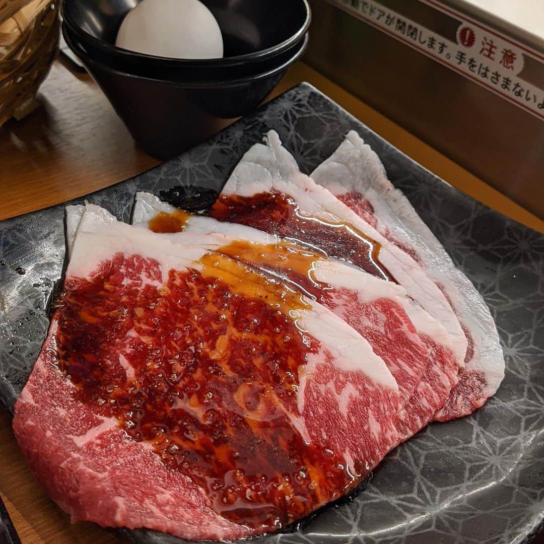 大見さなえさんのインスタグラム写真 - (大見さなえInstagram)「レーンで運ばれてくる焼肉食べ放題🤤🥓﻿ 『#幸せの焼肉食べ放題 上村牧場 京急蒲田第一京浜側道店』①﻿ ﻿ 先月オープンした鹿児島の和牛 "薩摩牛"を使用した焼肉店🥩﻿ お肉マニアの東京肉レポートさんが(@tokyo_wagyu_report )﻿メニュー開発に関わってるとのことで行ってきました😊 ﻿ 店内明るくテーブルごとに仕切りはあるけれど開放感ある✨﻿ タッチパネルで注文するとお料理が﻿ レーンにのって運ばれてきます🐥﻿🚃 ガラスの扉が自動で開き、お料理をとったら﻿ 返却ボタン押すと自然と閉まる！！﻿ 衛生面もばっちりで安心☺️﻿ ﻿ 今回は和牛マニアコース大人3980円(税抜)﻿ 約110品でトマホーク、薩摩牛カルビから﻿ 黒毛和牛生ハムユッケや、サーモンイクラ巻きなども食べ放題😳﻿ ﻿ 気軽に沢山焼肉を食べたい友達や家族連れ、﻿ 1人用仕切りもあるので1人焼肉を楽しむのにも🙆‍♀️﻿ ﻿ じゃーみーさんと行ってきて、ストーリー沢山のせてくれてる🥺﻿ 新スタイルの楽しい空間でした✨﻿ 上村牧場さんご招待いただきありがとうございます🥩﻿ ﻿ #上村牧場 #薩摩牛 #pr #焼肉 #yakiniku﻿ #和牛 #wagyu #お肉 #肉 #meat﻿ #めぐログ_蒲田 #蒲田グルメ #黒毛和牛﻿ #ユッケ #生ハムユッケ #食べ放題 #焼肉食べ放題」6月18日 12時06分 - tabe_megumi