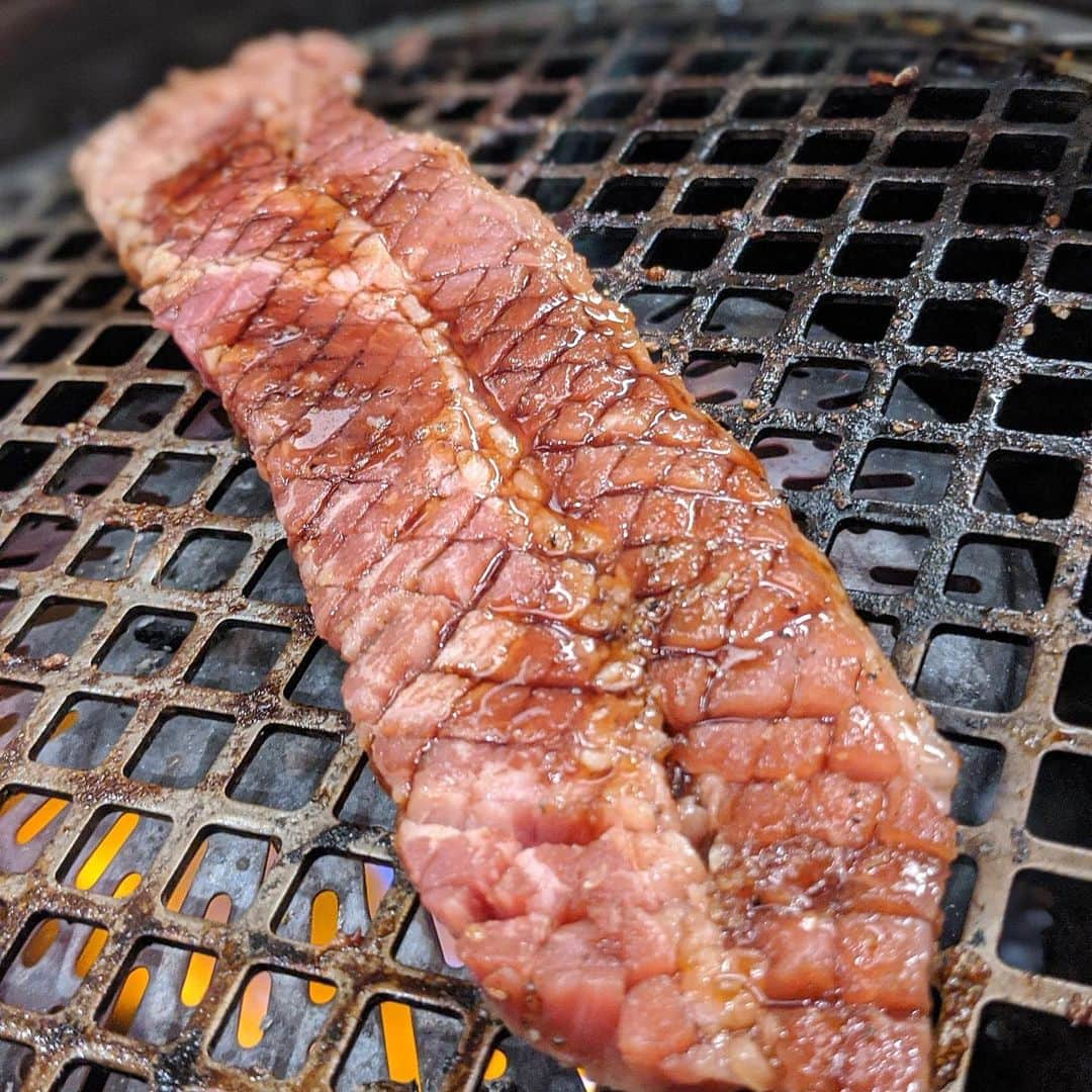 大見さなえさんのインスタグラム写真 - (大見さなえInstagram)「レーンで運ばれてくる焼肉食べ放題🤤🥓﻿ 『#幸せの焼肉食べ放題 上村牧場 京急蒲田第一京浜側道店』①﻿ ﻿ 先月オープンした鹿児島の和牛 "薩摩牛"を使用した焼肉店🥩﻿ お肉マニアの東京肉レポートさんが(@tokyo_wagyu_report )﻿メニュー開発に関わってるとのことで行ってきました😊 ﻿ 店内明るくテーブルごとに仕切りはあるけれど開放感ある✨﻿ タッチパネルで注文するとお料理が﻿ レーンにのって運ばれてきます🐥﻿🚃 ガラスの扉が自動で開き、お料理をとったら﻿ 返却ボタン押すと自然と閉まる！！﻿ 衛生面もばっちりで安心☺️﻿ ﻿ 今回は和牛マニアコース大人3980円(税抜)﻿ 約110品でトマホーク、薩摩牛カルビから﻿ 黒毛和牛生ハムユッケや、サーモンイクラ巻きなども食べ放題😳﻿ ﻿ 気軽に沢山焼肉を食べたい友達や家族連れ、﻿ 1人用仕切りもあるので1人焼肉を楽しむのにも🙆‍♀️﻿ ﻿ じゃーみーさんと行ってきて、ストーリー沢山のせてくれてる🥺﻿ 新スタイルの楽しい空間でした✨﻿ 上村牧場さんご招待いただきありがとうございます🥩﻿ ﻿ #上村牧場 #薩摩牛 #pr #焼肉 #yakiniku﻿ #和牛 #wagyu #お肉 #肉 #meat﻿ #めぐログ_蒲田 #蒲田グルメ #黒毛和牛﻿ #ユッケ #生ハムユッケ #食べ放題 #焼肉食べ放題」6月18日 12時06分 - tabe_megumi