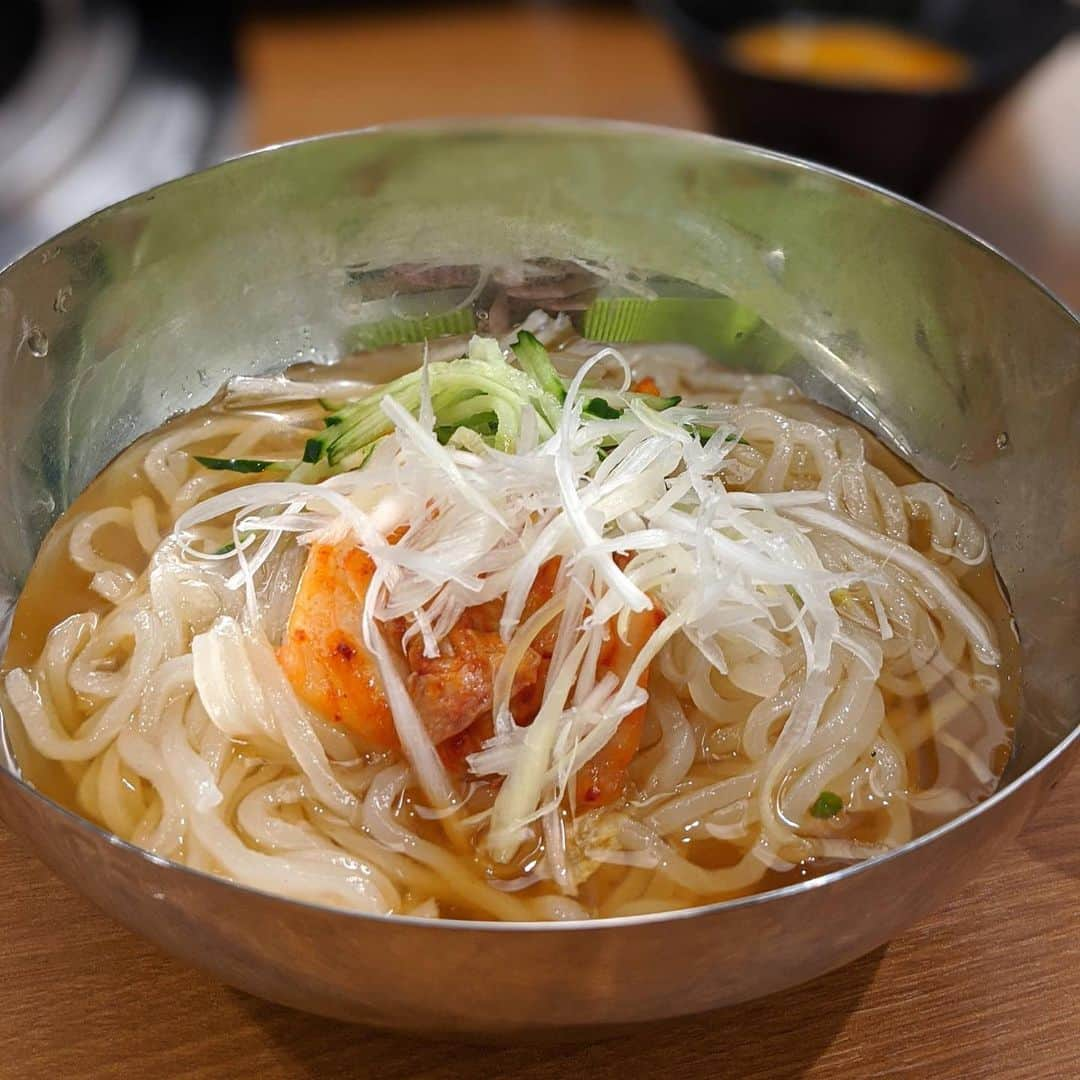 大見さなえさんのインスタグラム写真 - (大見さなえInstagram)「レーンで運ばれてくる焼肉食べ放題🤤🥓﻿ 『#幸せの焼肉食べ放題 上村牧場 京急蒲田第一京浜側道店』①﻿ ﻿ 先月オープンした鹿児島の和牛 "薩摩牛"を使用した焼肉店🥩﻿ お肉マニアの東京肉レポートさんが(@tokyo_wagyu_report )﻿メニュー開発に関わってるとのことで行ってきました😊 ﻿ 店内明るくテーブルごとに仕切りはあるけれど開放感ある✨﻿ タッチパネルで注文するとお料理が﻿ レーンにのって運ばれてきます🐥﻿🚃 ガラスの扉が自動で開き、お料理をとったら﻿ 返却ボタン押すと自然と閉まる！！﻿ 衛生面もばっちりで安心☺️﻿ ﻿ 今回は和牛マニアコース大人3980円(税抜)﻿ 約110品でトマホーク、薩摩牛カルビから﻿ 黒毛和牛生ハムユッケや、サーモンイクラ巻きなども食べ放題😳﻿ ﻿ 気軽に沢山焼肉を食べたい友達や家族連れ、﻿ 1人用仕切りもあるので1人焼肉を楽しむのにも🙆‍♀️﻿ ﻿ じゃーみーさんと行ってきて、ストーリー沢山のせてくれてる🥺﻿ 新スタイルの楽しい空間でした✨﻿ 上村牧場さんご招待いただきありがとうございます🥩﻿ ﻿ #上村牧場 #薩摩牛 #pr #焼肉 #yakiniku﻿ #和牛 #wagyu #お肉 #肉 #meat﻿ #めぐログ_蒲田 #蒲田グルメ #黒毛和牛﻿ #ユッケ #生ハムユッケ #食べ放題 #焼肉食べ放題」6月18日 12時06分 - tabe_megumi