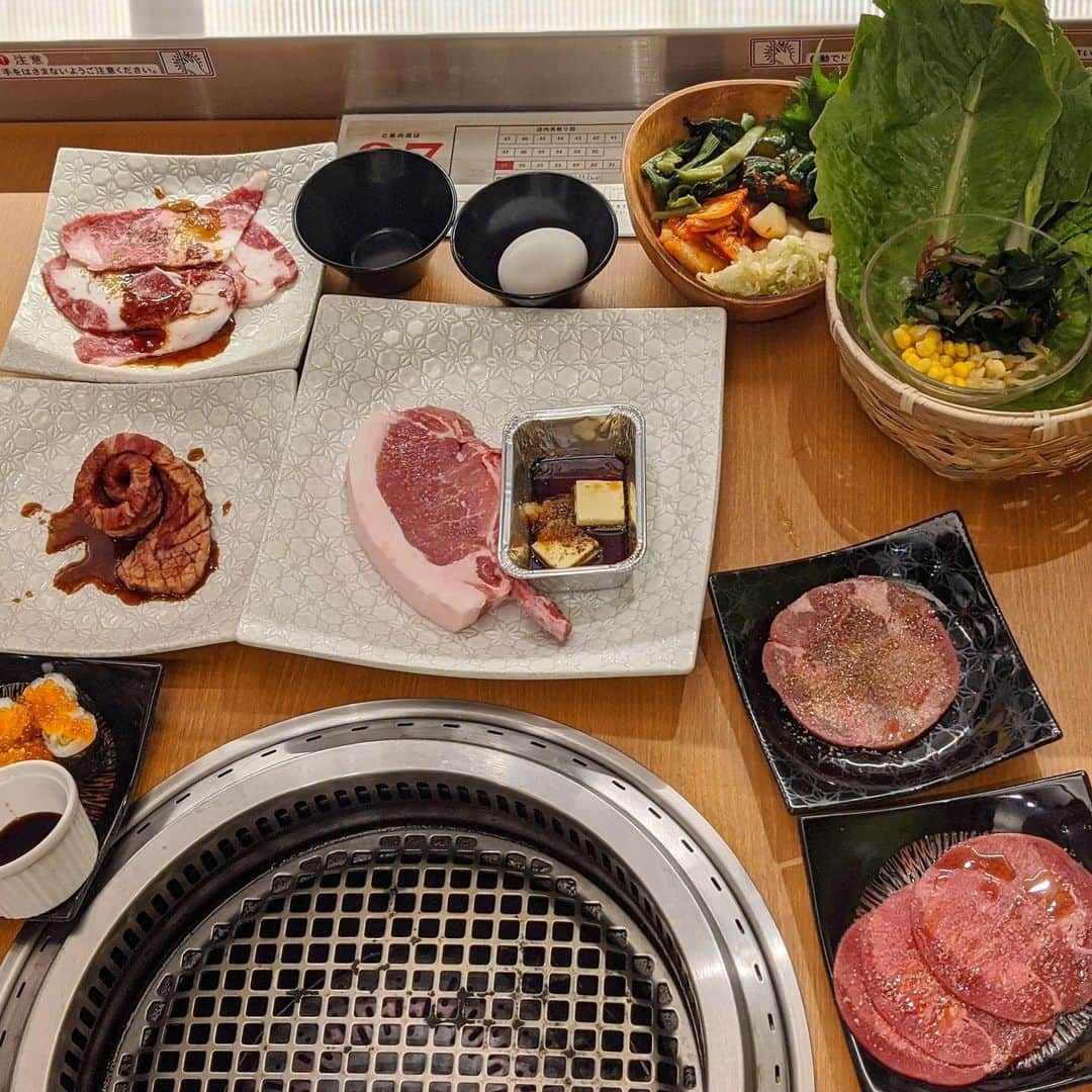 大見さなえさんのインスタグラム写真 - (大見さなえInstagram)「レーンで運ばれてくる焼肉食べ放題🤤🥓﻿ 『#幸せの焼肉食べ放題 上村牧場 京急蒲田第一京浜側道店』①﻿ ﻿ 先月オープンした鹿児島の和牛 "薩摩牛"を使用した焼肉店🥩﻿ お肉マニアの東京肉レポートさんが(@tokyo_wagyu_report )﻿メニュー開発に関わってるとのことで行ってきました😊 ﻿ 店内明るくテーブルごとに仕切りはあるけれど開放感ある✨﻿ タッチパネルで注文するとお料理が﻿ レーンにのって運ばれてきます🐥﻿🚃 ガラスの扉が自動で開き、お料理をとったら﻿ 返却ボタン押すと自然と閉まる！！﻿ 衛生面もばっちりで安心☺️﻿ ﻿ 今回は和牛マニアコース大人3980円(税抜)﻿ 約110品でトマホーク、薩摩牛カルビから﻿ 黒毛和牛生ハムユッケや、サーモンイクラ巻きなども食べ放題😳﻿ ﻿ 気軽に沢山焼肉を食べたい友達や家族連れ、﻿ 1人用仕切りもあるので1人焼肉を楽しむのにも🙆‍♀️﻿ ﻿ じゃーみーさんと行ってきて、ストーリー沢山のせてくれてる🥺﻿ 新スタイルの楽しい空間でした✨﻿ 上村牧場さんご招待いただきありがとうございます🥩﻿ ﻿ #上村牧場 #薩摩牛 #pr #焼肉 #yakiniku﻿ #和牛 #wagyu #お肉 #肉 #meat﻿ #めぐログ_蒲田 #蒲田グルメ #黒毛和牛﻿ #ユッケ #生ハムユッケ #食べ放題 #焼肉食べ放題」6月18日 12時06分 - tabe_megumi