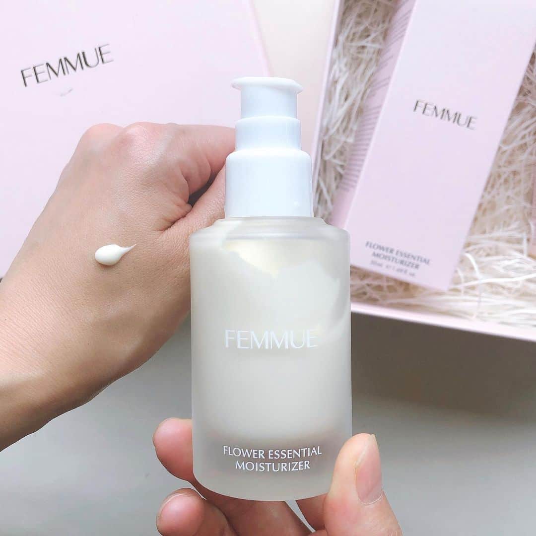 のインスタグラム：「@femmue_japan から 新発売された乳液💕 ◾️フラワーエッセンシャルモイスチャライザー ・ ローズとジャスミンの香りに癒される✨ ゆらいだ肌にも、これ1本あれば 肌になめらかなバリアをつくる。 柔らかくてすっと肌になじむテクスチャーで、たっぷりうるおいを肌に届けるリポソーム乳液。 ・ カメリアオイル ローズヒップオイル ビサボロール オリーブオイル トコフェロール を独自のバランスで組み合わせた 「MOISTURE OIL COMPLEX」 を配合。 他にも ナイアシンアミド、アデノシン などのエイジングケア、美肌有効成分も✨ ・ #ファミュ #femmue #リポソーム乳液 #乳液 #韓国コスメ #koreacosmetic #cosmetics #love #셀스타그램 #셀피 #셀카 #일상 #데일리 #뷰티 #미용 #좋아요 #화장품」