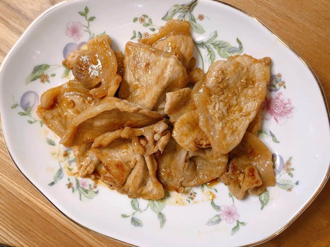 堂真理子さんのインスタグラム写真 - (堂真理子Instagram)「最近のおうちごはん。韓国のドラマにハマって見ていたら、チヂミが食べたくなって作ってみました😊 2、3枚目は土井先生に教えていただいた「カレー粉を加えた生姜焼き」と「鶏むね肉のボイルゴマソース」です🍴 暑くなってくると、少し辛いものや、野菜をたくさん食べたくなります‼️ #おうちごはん　#チヂミ　#生姜焼き　#鶏むね肉　#カレー粉　#料理　#からいもの好き  #野菜 　#テレビ朝日　#堂真理子　#アナウンサー」6月18日 12時18分 - mariko_do