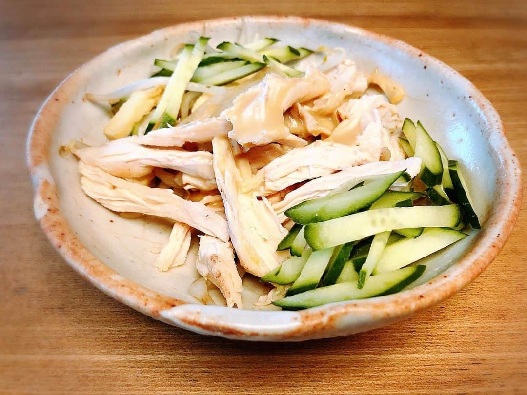 堂真理子さんのインスタグラム写真 - (堂真理子Instagram)「最近のおうちごはん。韓国のドラマにハマって見ていたら、チヂミが食べたくなって作ってみました😊 2、3枚目は土井先生に教えていただいた「カレー粉を加えた生姜焼き」と「鶏むね肉のボイルゴマソース」です🍴 暑くなってくると、少し辛いものや、野菜をたくさん食べたくなります‼️ #おうちごはん　#チヂミ　#生姜焼き　#鶏むね肉　#カレー粉　#料理　#からいもの好き  #野菜 　#テレビ朝日　#堂真理子　#アナウンサー」6月18日 12時18分 - mariko_do