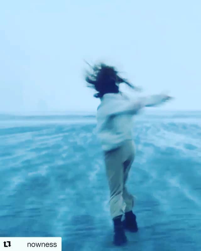ジェニファー・エスポジートのインスタグラム：「beautifully haunting #mood  #Repost @nowness with @get_repost ・・・ NEW! Explore the Japanese concept of time and space, in this dance piece that takes place admist an Icelandic snow storm ❄️⁠ ⁠ Tap the link in bio to watch the full dance piece, Just Dance: 間 Ma 🦋⁠ ⁠ The Japanese language has a gift for describing situations and phenomena rendered ineffable in the English language; such as the moon’s reflection on water, the therapeutic benefits of spending time in the forest, and sunlight streaming through trees. Inspired by the beauty of the untranslatable, director Neels Castillon’s latest dance film explores ‘Ma’—the Japanese concept of space and intervals. ‘Ma’ is the comfortable silence that fills conversation. It is the invisible but discernible warmth between a couple. ‘Ma’ can exist in everything from flower arrangements to theater. ⁠ ⁠ Director @neels.castillon ⁠ Idea, choreography & dancer @sagefanny⁠ Music 'Wolf' by @awirleon⁠」