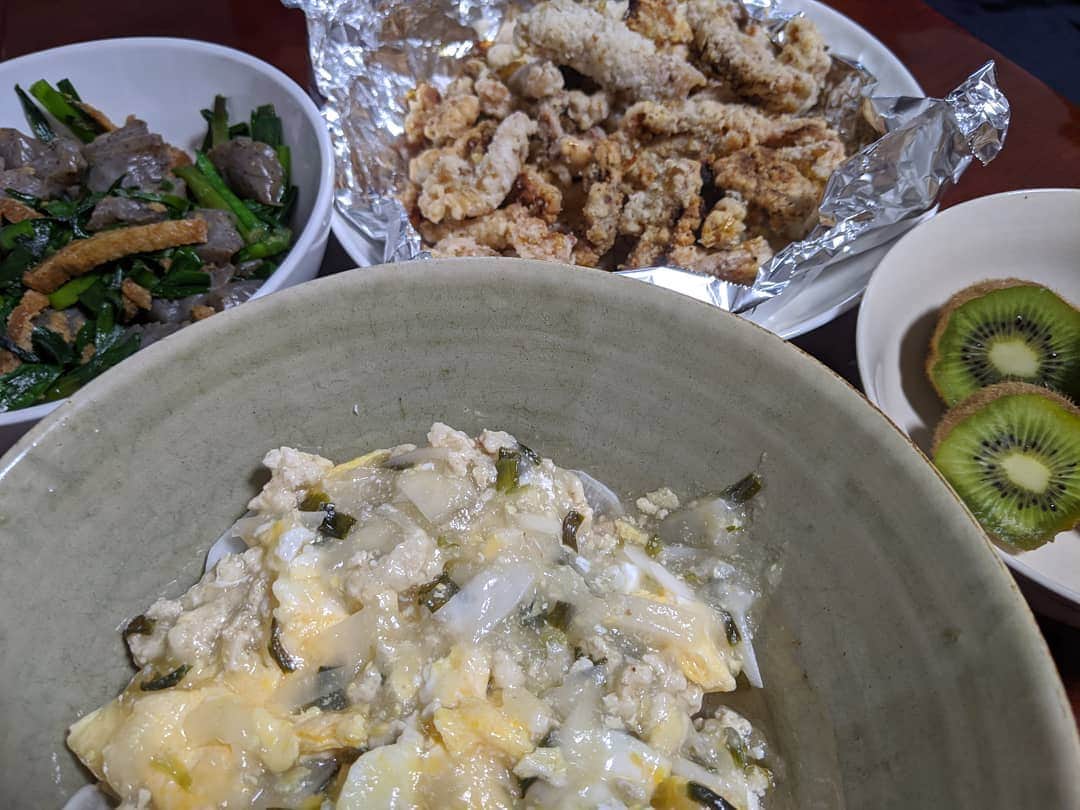 山部朱里のインスタグラム：「【ずっと集めた甲斐があった鶏皮シスターズブラザーズ】 ①鶏皮からあげ ハナマサで鶏むね肉買ってサラダチキンにするたびに剥がして集めておいた鶏皮。ようやく火曜日に主役として唐揚げにしましたよ。一口サイズに切って冷凍しておいたので解凍して片栗粉とかつおぶし混ぜた衣にまぶして揚げ焼きです！！食べるときは、もうね、そのままでもおいしいよ。塩コショウやハーブソルト、ニンニクを用意しておいてお好みでつけて食べました！カレー粉なくなったからつけられなかったけど次はカレー粉味もいいなー。調理するときに剥がした皮、捨てちゃうのもったいないよー！シンデレラストーリーのように主役になりますのでぜひ！ ②にら油揚げこんにゃくしみしみ和え この日は強敵揃いだったのに、縁の下の力持ちっぷりを発揮してくれました。なによりもこの油揚げがね、カットされてて常温保存できて味ついてるっていうね、、なんでもアレンジ可能なんです。お味噌汁にもサラダにもこういったおかずにも。名前もそのままでした！相模屋の「おだしがきいたきざみあげ」！甘辛のおだしの味がしみしみで、ふっくらしてて、絶対男性好きだとおもいます！調理が楽でとても嬉しいしこれからもよろしくね。ということで味付けはめんつゆのみ！この油揚げがいいお味なのでね！こんにゃくにらの順で炒めて油揚げいれてめんつゆで出来上がり！ ③大根鶏肉たまごあんかけ 大根サラダの作り方とおなじで、輪切りにしてレンジでチン。その間にハナマサで買った鶏ひき肉を小分けに冷凍してたものと卵であんかけつくります。味付けははまぐりスープの素！お醤油少し足したらもっとコクがでたかなー、次はお醤油いれてみよう！食べるときに、大根を皮にみたてて餡をつつんで餃子っぽく食べるのが楽しい美味しい(笑)大根輪切りにするとき皮むいてたのでその皮もったいないから餡にいれました！サクサクポリポリです。皮も食べるよ、もったいないもん！ ④熟熟キウイ 熟してる果物が好きで、みかんも食べるときに少し手で圧を加えて柔らかくするんですけど、、わかる方いらっしゃるかしら(笑)柔らかい方が甘いという勝手なイメージで(笑)みかんは手で揉み揉みして食べますっ！手が黄色くなるまで食べるくらいみかんが好きで、おばあちゃんがいつも冬にみかん送ってきてくれるんです。「あっちゃんみかん好きだもんね」って！あと、小さい頃にみんなで料亭で食べた鮎がおいしくて私が鮎もっと食べたいって泣いちゃったことをずっと覚えてて、一昨年おばあちゃんが魚屋さん行くたびにあっちゃんに食べさせたいから鮎探してるって言ってくれて、心がじーーーんとあったかくなったの覚えてます。おばあちゃんにとっては、私のイメージっていつまでも鮎食べたくて泣いちゃった私なんだなーって。みなさんの私のイメージはなんですかね？ (キウイ全然関係ないやないかい。キウイは甘かったです😙) . . #節約生活 #節約料理  #節約ごはん #節約料理 #節約レシピ #時短料理 #時短ごはん #時短レシピ  #簡単ごはん #簡単料理 #簡単レシピ #相模屋 #きざみあげ  #おだしがきいたきざみあげ #ハナマサ #今日は何作ろうかな」