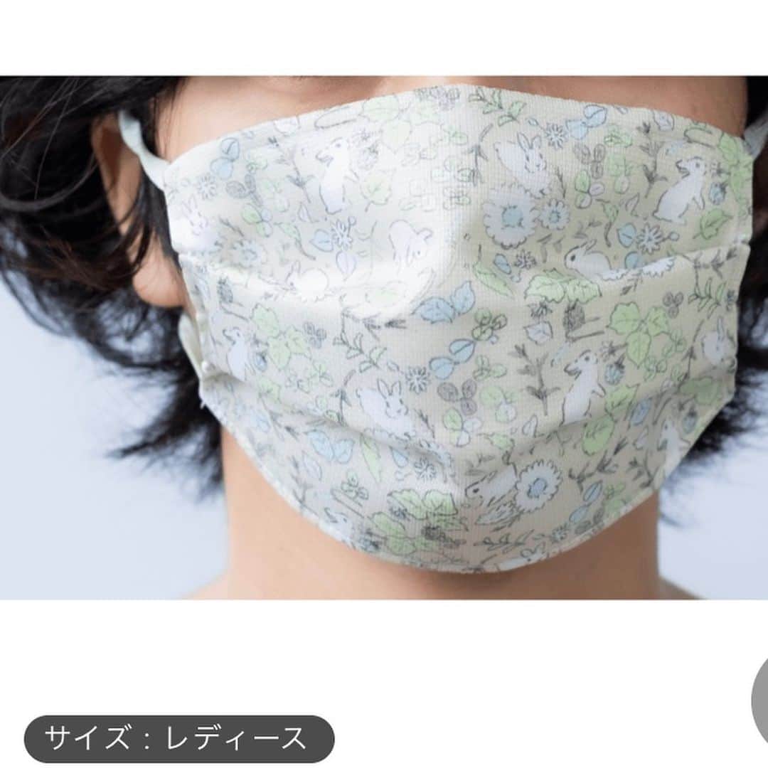 森山標子(しなこ)/Schinakoさんのインスタグラム写真 - (森山標子(しなこ)/SchinakoInstagram)「Recent work🎨 The mask of my design is available now! They ship to worldwide✈️ Please check from story! MASK WEAR TOKYO さんの高性能な日本製の絹のマスクの柄を描かせていただきました！オンラインストアにはストーリーから行けます🐇 子供っぽくなく洋服に合いやすい色柄をと考えました。ぜひ見てみてください！🐰 https://maskwear.jp/products/138 ■ポップアップ店頭販売について ┗渋谷109 8F 2020年6月18日(木)〜2020年6月28日(日)：11:00-19:00 ┗新宿OlOlアネックス　7F 2020年6月18日(木)13:00-20:00 2020年6月19日(金)〜2020年6月24日(水)11:00-20:00  #マスクに個性を #maskweartokyo  #MWT」6月18日 12時27分 - schinako