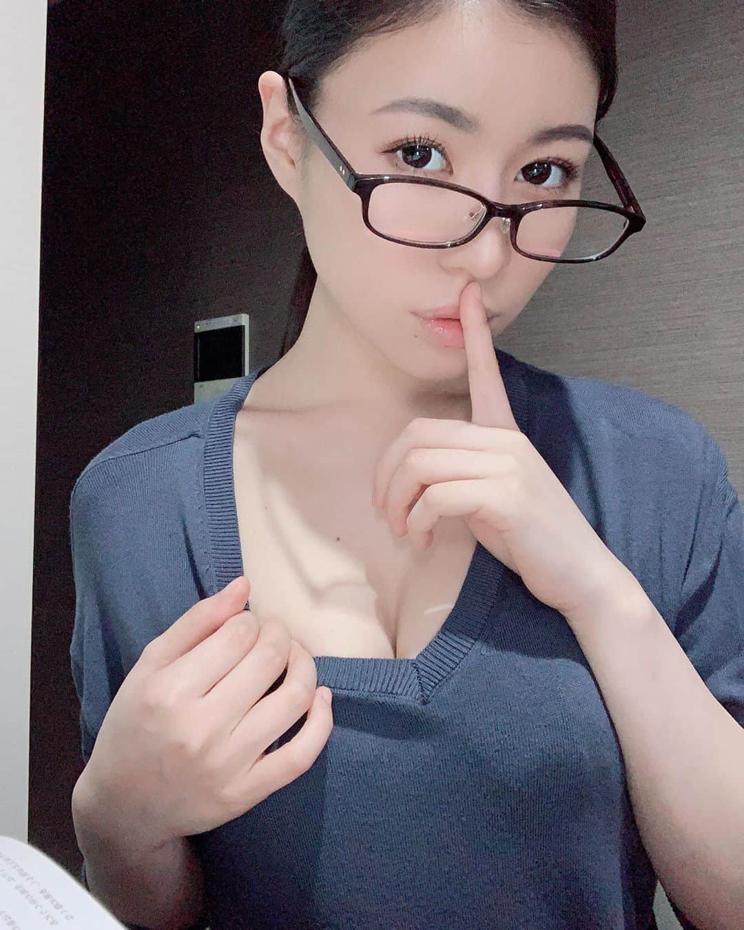 及川麗のインスタグラム：「study✏️📖❤️🤫 #グラビアアイドル　#めがね女子 #เซ็กซี่ #性間 #selfie」