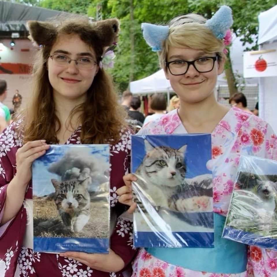 Nyankichi Noranekoさんのインスタグラム写真 - (Nyankichi NoranekoInstagram)「ちょうど２年前は、ポーランド🇵🇱の首都ワルシャワの日本祭りで「旅猫ニャン吉写真展inポーランド」が開催されてたにゃり😸」6月18日 12時37分 - noraneko_nyankichi
