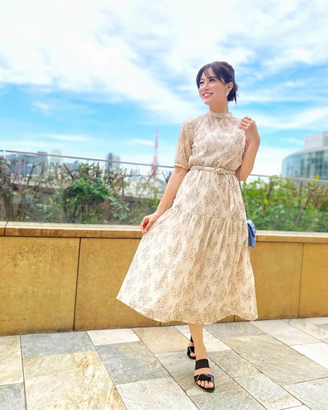 石井里奈さんのインスタグラム写真 - (石井里奈Instagram)「こんにちは☀️ . 6月も後半戦✨ 最近は半袖でもアウターなしで全然歩けちゃいますね🥴🌈 . 今日はフレア感が可愛いレースワンピのコーデ👗💕 . dress... @beradiance  bag... @metrocity.japan  shoes... @pollini . フレア感が可愛いベルト付きレースハイネックワンピース👗💕 ベルトでウエストマークされてスタイルもよく見えます😏❣️ . 丈感も長めで大人っぽくていい🙆‍♀️ヒール合わせても王道きれいめで可愛いですが、あえてサンダルでカジュアルにしてみました❣️ . さてさて午後も頑張りましょう✨ . #りなまるコーデ #夏ワンピ #レースワンピース #女子アナ #女子アナコーデ #モテコーデ #初デート #清楚 #清楚ワンピ #コーデ #コーディネート #六本木ヒルズ #東京タワー #東京観光 #東京 #tokyo #visittokyo #roppongi #visitjapan #六本木 #お呼ばれコーデ #モテ #レース #結婚式二次会 #梅雨コーデ #coordinate #beradiance #ビーラディエンス #レーススカート #白ワンピ」6月18日 12時40分 - ri7tin1025