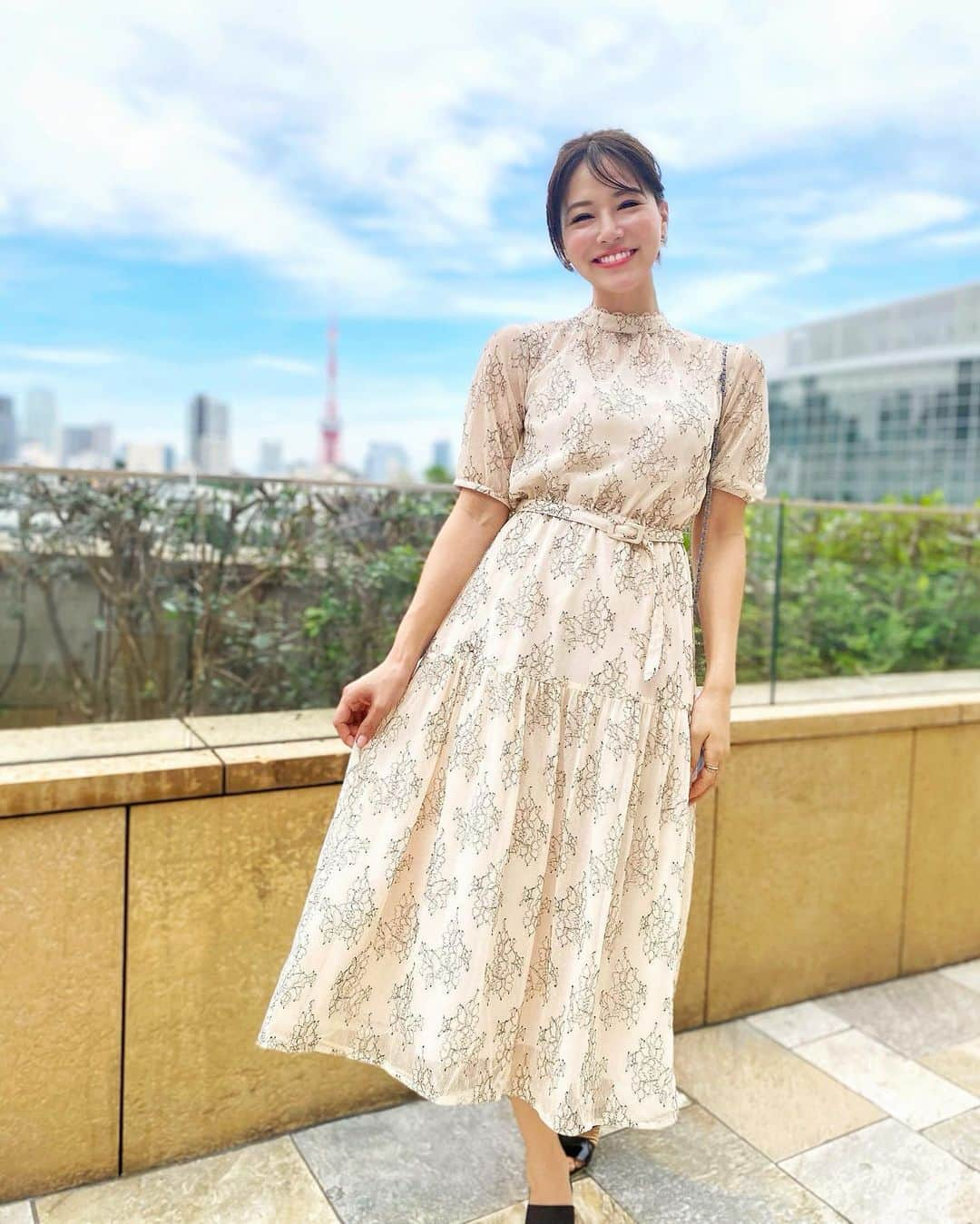 石井里奈さんのインスタグラム写真 - (石井里奈Instagram)「こんにちは☀️ . 6月も後半戦✨ 最近は半袖でもアウターなしで全然歩けちゃいますね🥴🌈 . 今日はフレア感が可愛いレースワンピのコーデ👗💕 . dress... @beradiance  bag... @metrocity.japan  shoes... @pollini . フレア感が可愛いベルト付きレースハイネックワンピース👗💕 ベルトでウエストマークされてスタイルもよく見えます😏❣️ . 丈感も長めで大人っぽくていい🙆‍♀️ヒール合わせても王道きれいめで可愛いですが、あえてサンダルでカジュアルにしてみました❣️ . さてさて午後も頑張りましょう✨ . #りなまるコーデ #夏ワンピ #レースワンピース #女子アナ #女子アナコーデ #モテコーデ #初デート #清楚 #清楚ワンピ #コーデ #コーディネート #六本木ヒルズ #東京タワー #東京観光 #東京 #tokyo #visittokyo #roppongi #visitjapan #六本木 #お呼ばれコーデ #モテ #レース #結婚式二次会 #梅雨コーデ #coordinate #beradiance #ビーラディエンス #レーススカート #白ワンピ」6月18日 12時40分 - ri7tin1025