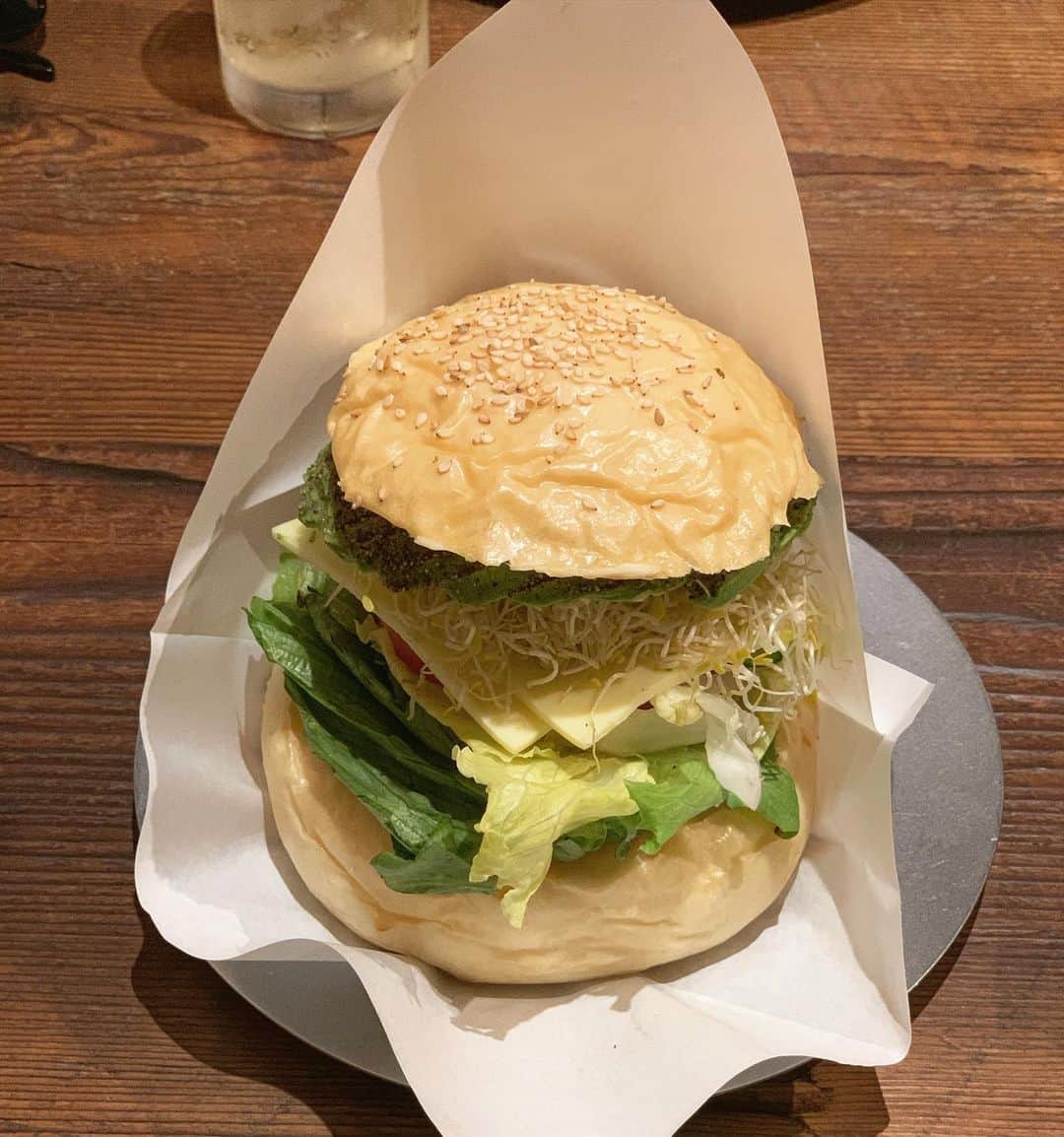 小池ジョアンナのインスタグラム：「具材をカスタムできるハンバーガーやさん🍔 _ これは野菜オンリーのベジタブルバーガー！バンズもめちゃくちゃ美味しかったし、野菜もフレッシュで具沢山😍✨アルファルファとか、珍しいよね🤗 _ 大好きな目玉焼きも入れてもよかったなぁ🍳 お肉や野菜もお好みで追加できる素敵なハンバーガー屋さんでした☺️次はお肉の入ったのを食べようかな😆 #vegitarianfood #vegetarian #vegetables #veganfood #hamburger #🍔 #vegiburger #veggieburger」