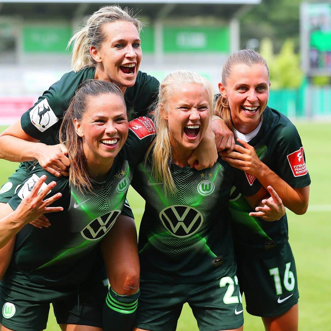 レナ・ゲースリンクさんのインスタグラム写真 - (レナ・ゲースリンクInstagram)「Jaaaaaaaaaa, Deutscher Meister 2020 🏆#champions #winner #goodteam #vflwolfsburgfrauen」6月18日 3時51分 - lena_goessling