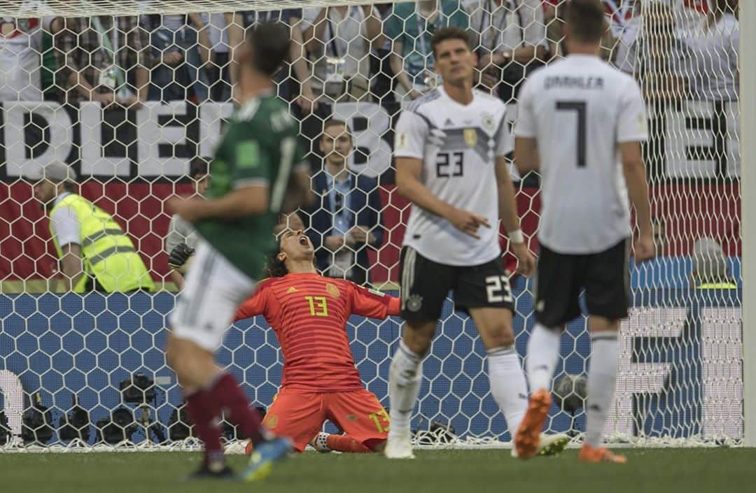 ギジェルモ・オチョアさんのインスタグラム写真 - (ギジェルモ・オチョアInstagram)「Vaya día también este!!! 🔥😎⚽️ #rusia2018」6月18日 3時51分 - yosoy8a