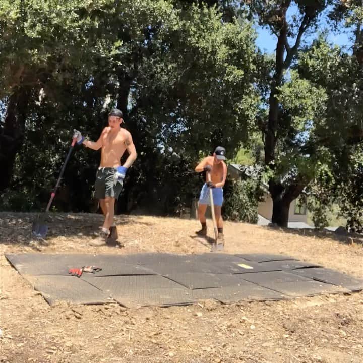 ジャック・ジョンソンのインスタグラム：「Built a patio yesterday cuz why tf not? (peep the A1 puzzlework 😤)」