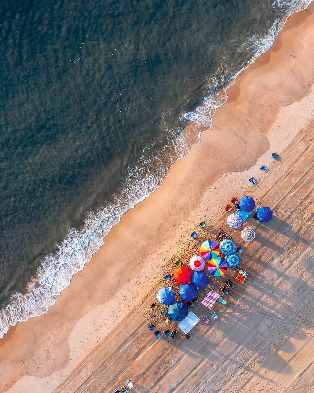 Visit The USAさんのインスタグラム写真 - (Visit The USAInstagram)「Delaware may be one of the smallest states, but it has over 611 km of coastline! 🏖️When you go to the beach would you prefer to have fun in the waves or would you rather relax in the sun? 📷: @elliotmacguire  #VisittheUSA」6月18日 4時00分 - visittheusa