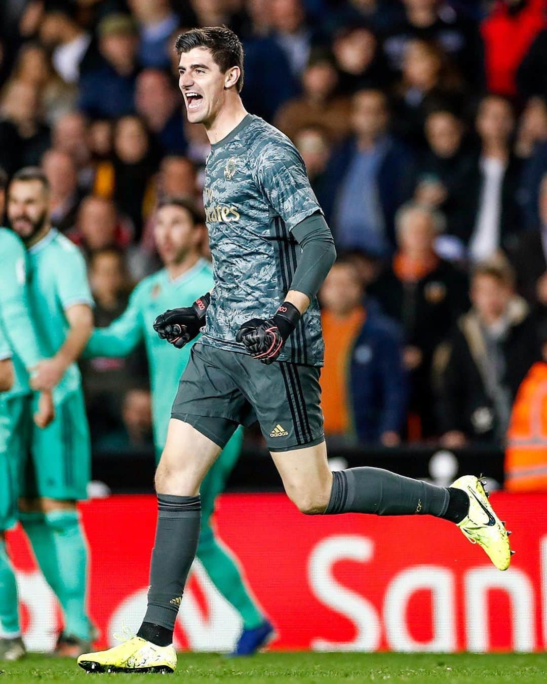 レアル・マドリードさんのインスタグラム写真 - (レアル・マドリードInstagram)「🤯 DRAMATIC! 🔙 The last time out against Valencia in @LaLiga... ⚽️ La última vez que jugamos contra el Valencia en @LaLiga... #RMLiga | #HalaMadrid」6月18日 4時00分 - realmadrid