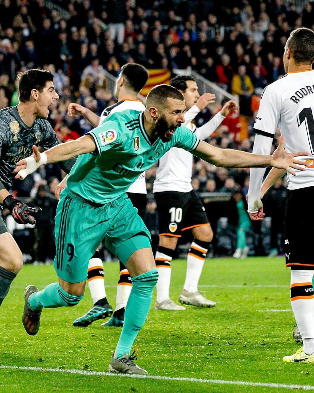 レアル・マドリードさんのインスタグラム写真 - (レアル・マドリードInstagram)「🤯 DRAMATIC! 🔙 The last time out against Valencia in @LaLiga... ⚽️ La última vez que jugamos contra el Valencia en @LaLiga... #RMLiga | #HalaMadrid」6月18日 4時00分 - realmadrid