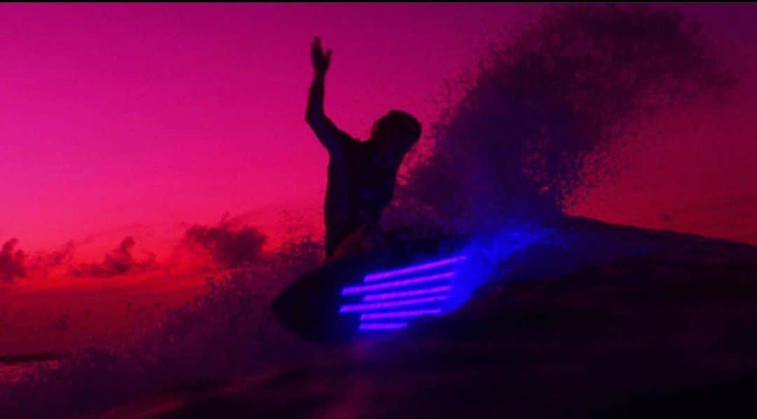 Bethany Hamiltonのインスタグラム：「Bonus night surfing scene from @unstoppablethefilm 😎✨☄️💥 it was so challenging and fun!!! See last post for full video! @lakeypeterson @lieberfilms @alani.media」