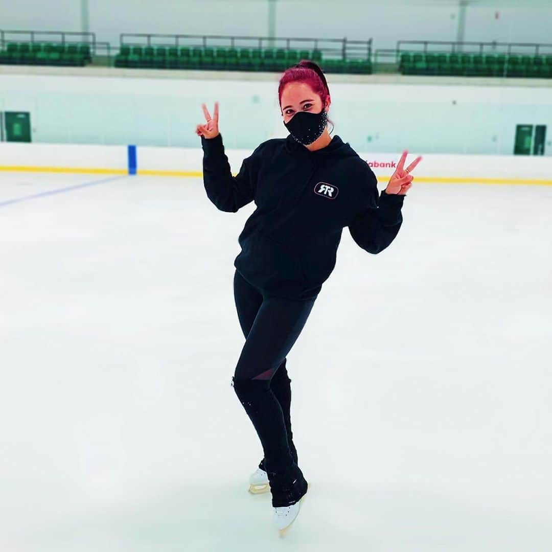 のインスタグラム：「Only skating an hour a week but it feels so good to be back! • • Over the last couple of years, I questioned how long I could continue convincing myself to go into a rink. I thought I lost my passion for it and it was the hardest thing for me to deal with! How could I lose the love for something that I’ve dedicated my life to? But here I am. Back. Feeling like a kid in a candy store. It involves a lot of slipping and falling and struggling on elements that were always so easy for me, but I can’t stop giggling. The ice is my home. It’s where I can breathe. It’s where I can smile and be creative. It’s where I will always belong. • • • #backhome #icelife #immakidagain @jackson.ultima  #jacksonfamily」