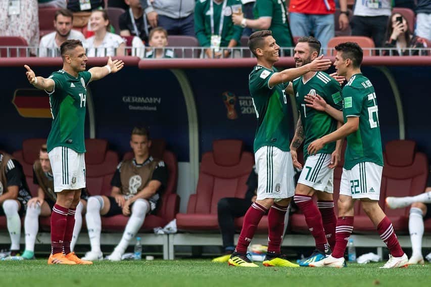ミゲル・ラジュンのインスタグラム：「Hace 2 años exactamente vibrábamos con todo México, ese día la emoción creo que a muchos nos llevo hasta las lágrimas!! . 🇲🇽 ⚽️ . #soccer #football #futbol」