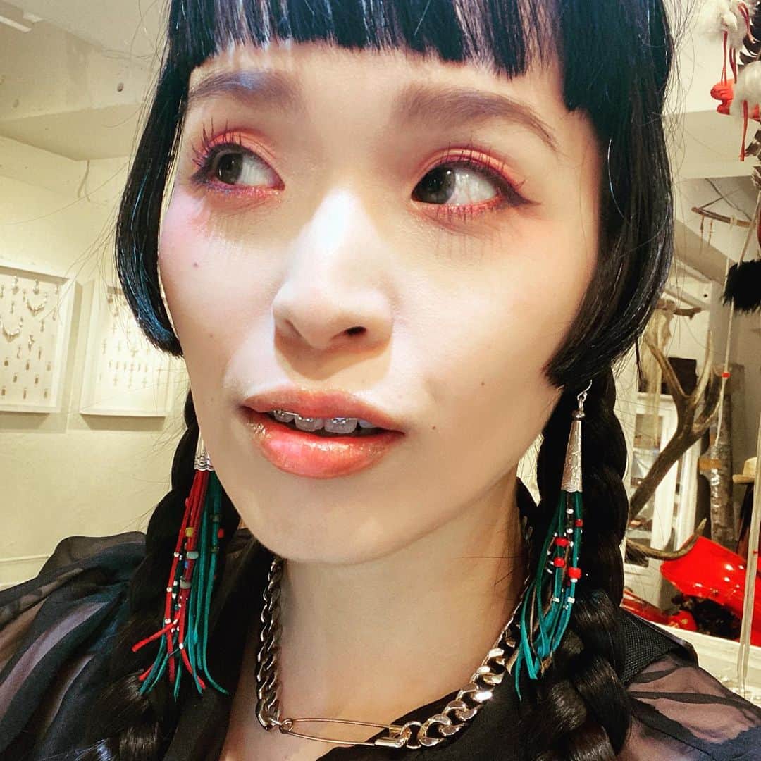 小春のインスタグラム：「イッヌ とてもイッヌ  @studiotandy  #pierced  #bangle 店舗は今予約制だヨ  イッヌ」