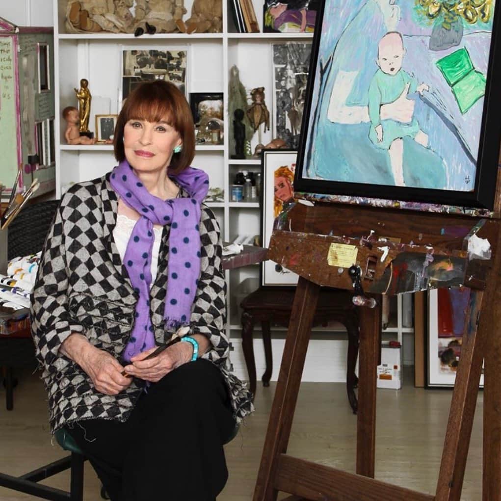 のインスタグラム：「My mom, @gloriavanderbilt, died one year ago today.  She is alive in my heart and in the hearts of all who knew her and loved her. She had an extraordinary and indomitable spirit, grit, determination, passion, and vulnerability. She experienced great love and horrific tragedies, but she never lost her almost childlike optimism; her openness to the world around her. She chose to remain vulnerable. Others would have closed off their hearts, protected themselves. My mom wanted to see and hear and feel everything....and that is exactly what she did. Bravo, Mom, Bravo.  @gloriavanderbiltstudio  @gloriavanderbilt (photo credit @joshgaddy)」