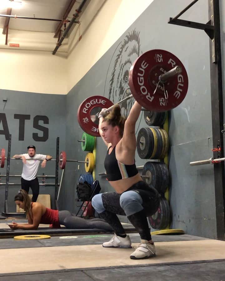 マッティ・ロジャーズのインスタグラム：「I always get asked to “show us lighter sets” SO HERE YOU GO. Taking this week as an extra light week & the next couple to ease into some volume work. Letting my body do body things and catch up on some healing now that we have some sort of game plan moving forward so we can turn things back on full force in a few weeks fully rested, recovered & ready for the rest of the year. We didn’t alter my training at all really this entire first half of the year (with the exception of stress level 5000 trying to not alter it figure out how to train at home). We had to stay ready “just in case”. We didn’t know when/where/if I’d have to compete again for Olympic (RE)qualification, but now we have some sort of idea if the planets align and everything opens back up. It just so happens to be the same week I get married in Iceland, so I guess bring on the gym suggestions there since I won’t be taking that week off 🙄 (I’m JUST A BIT BITTER). Lots of ifs still, but better than absolutely no clue. I’ll take what I can get at this point!  @roguefitness @catalystathletics @aimees2cents」