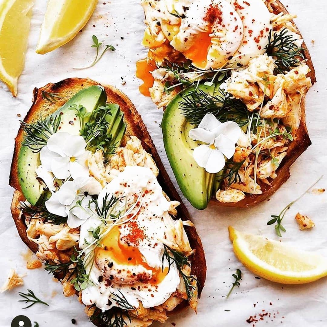 ヒラリー・ダフさんのインスタグラム写真 - (ヒラリー・ダフInstagram)「Tried my best to copy @lilybubbletea crab/egg/ avo toast for dinner last night! I really need to work on my lighting/camera/plate design skills lol but the taste ..... I think little ratatouille would be impressed 🐀」6月18日 4時43分 - hilaryduff