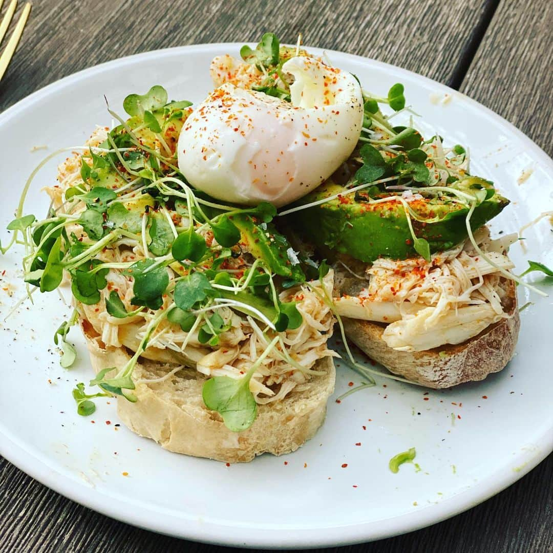 ヒラリー・ダフさんのインスタグラム写真 - (ヒラリー・ダフInstagram)「Tried my best to copy @lilybubbletea crab/egg/ avo toast for dinner last night! I really need to work on my lighting/camera/plate design skills lol but the taste ..... I think little ratatouille would be impressed 🐀」6月18日 4時43分 - hilaryduff