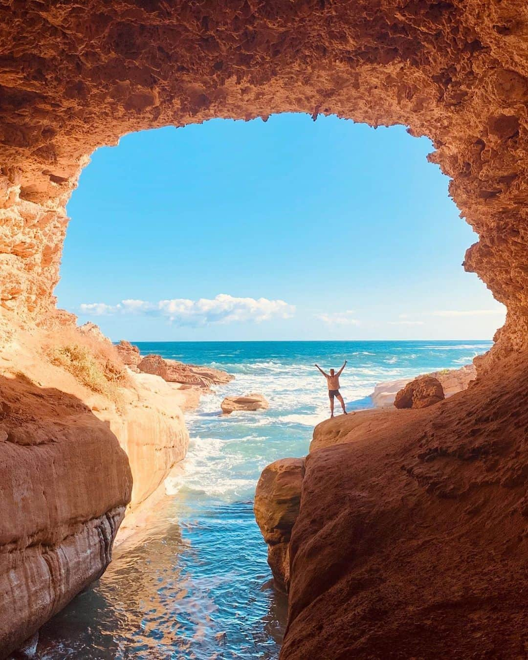 Australiaさんのインスタグラム写真 - (AustraliaInstagram)「Today’s dose of #wanderlust is this perfectly framed snap of @southaustralia by @van_n_aus 🖼️ With striking sights like the #TaliaCaves waiting to be explored, a road trip from #Adelaide to the @eyrepeninsula should definitely be on your holiday agenda. These #caves are at @elliston.sa, which is a seven-hour drive from Adelaide, but the ultimate itinerary involves a seafood-inspired detour via @seeportlincoln and #CoffinBay along the way. #seeaustralia #seesouthaustralia #eyrepeninsula #ellistonsa」6月18日 5時00分 - australia