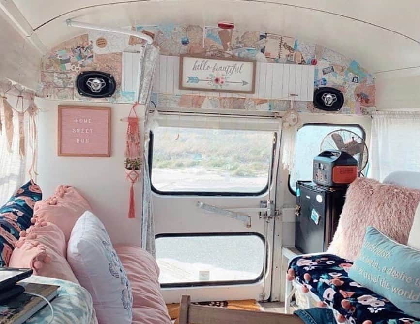 サラ・カルボネロさんのインスタグラム写真 - (サラ・カルボネロInstagram)「#Repost @9gag ・・・ Who do you want to spend time with on this bus?🚎 📸 @adventuringwithlola | Follow @9gaggirly - #9gag #travel #tinybus」6月18日 5時00分 - saracarbonero