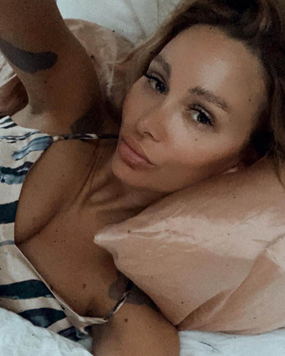 ルー・ティーズデールのインスタグラム：「Garden centre and bed at 9. And not cos corona. Just cos.」