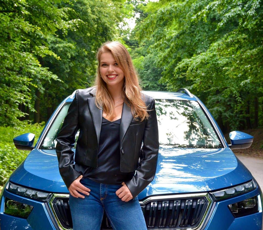 ニコル・ラジコワのインスタグラム：「Dakujem @lifka a StopMagazinu za príležitosť otestovať si novú Škodu Kamiq 😊」