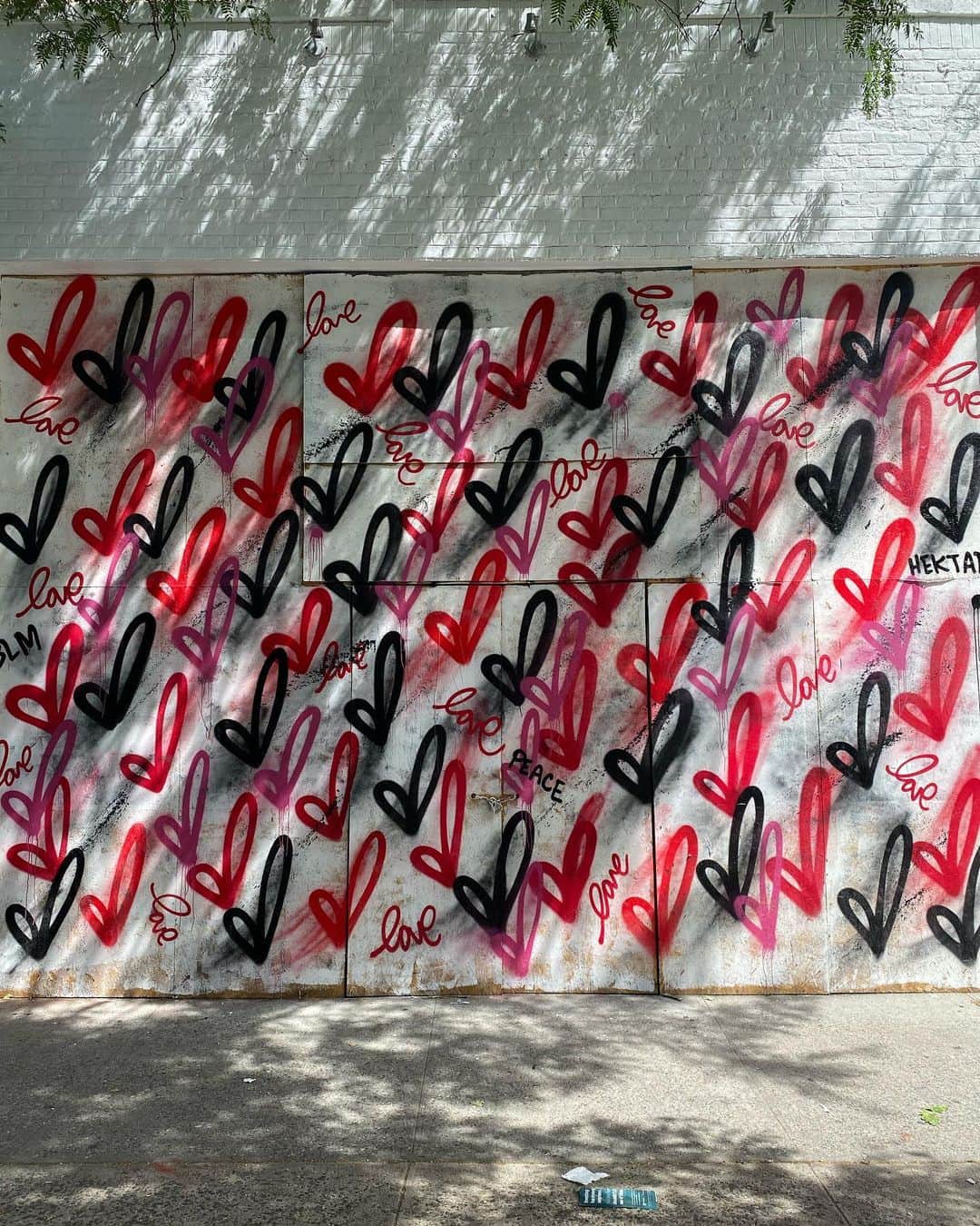 ヨハネス・ヒューブルさんのインスタグラム写真 - (ヨハネス・ヒューブルInstagram)「Swipe to see how New York City artists took to the streets and painted over the boarded up shop windows 🎨 #SohoNYC #NYLove」6月18日 5時38分 - johanneshuebl
