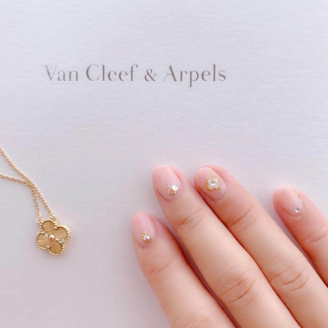 舞香さんのインスタグラム写真 - (舞香Instagram)「『ネイル』﻿ ﻿ ヴァンクリーフの指輪が欲しくて、ネイルをヴァンクリーフ風にしてみたよ😝﻿ ﻿ ﻿ いつも強欲すぎる自分がほんといやになるけど、こればっかりは変えられないからしょうがない。﻿ ﻿ ﻿ ふぁ〜、がんばろ。﻿ 自分の願いを叶えてあげられるように✨﻿ ﻿ #強欲女  #newネイル  #ヴァンクリーフネイル」6月18日 5時42分 - maika.mahou