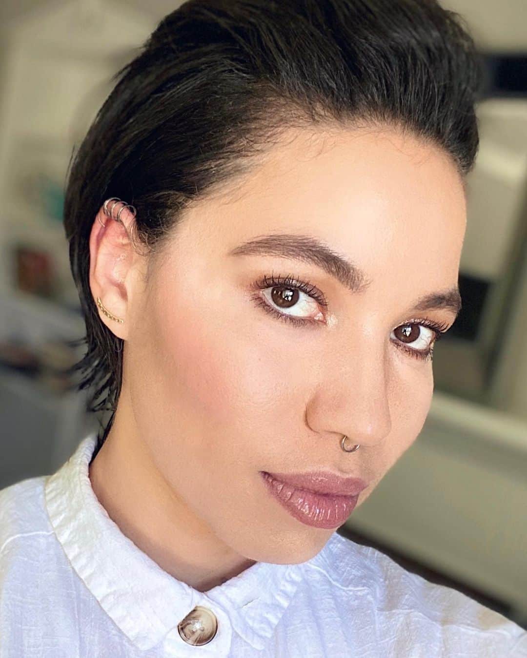 Vincent Oquendoさんのインスタグラム写真 - (Vincent OquendoInstagram)「My boo #jurneesmollett the other day for her @lovecrafthbo press day. My first time doing a virtual makeup! So proud of this one! Hair by my boo @nikkinelms 😘 thank you so much @shiseido for sending all the new products! One Jurnee’s eyes we used @shiseido kajal ink artist in tea house paired with the aura dew in dolor on top finished with controlled chaos mascara in black. On her lips she’s wearing lipliner ink duo in mauve all over her lips finished with shimmer gel gloss in Kurumi Beige 🥰」6月18日 5時51分 - makeupvincent