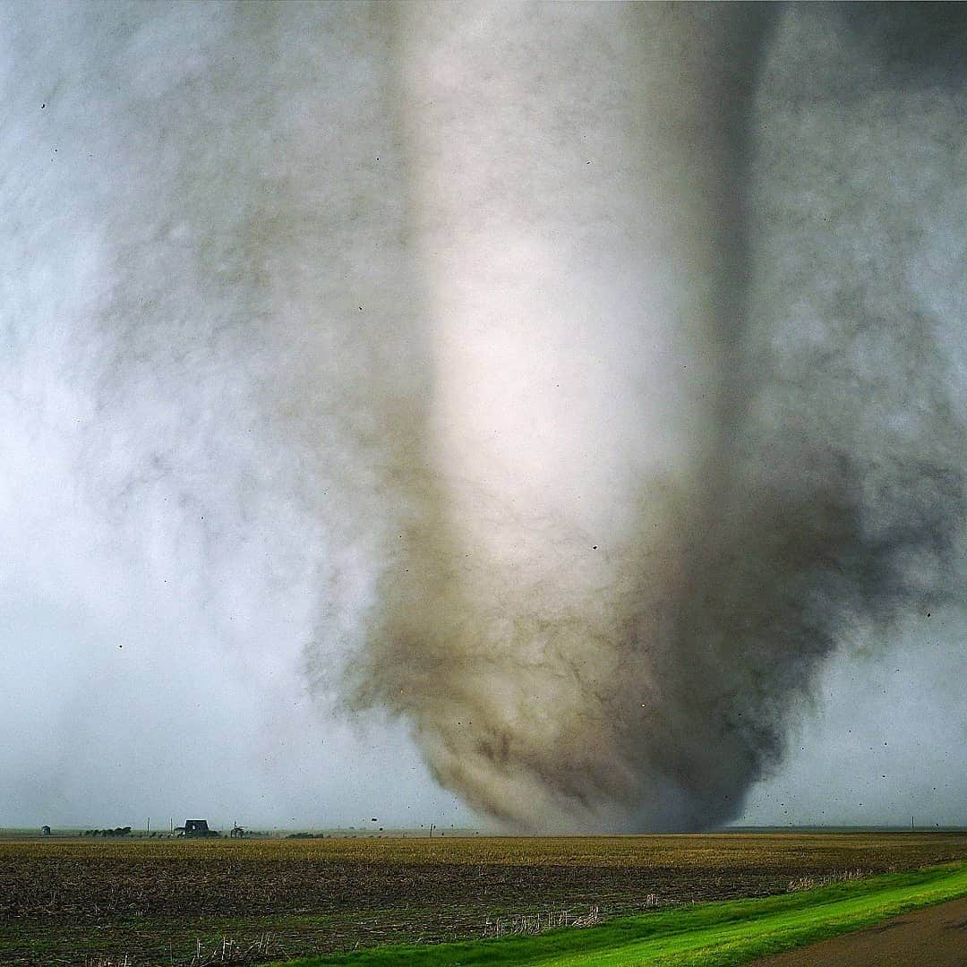 Canon Photographyさんのインスタグラム写真 - (Canon PhotographyInstagram)「A close range tornado in Kansas!  Photography | @tornadogreg Curated by @steffeneisenacher  #tornado #twister #supercell #dodgecity #thunderstorm #stormchasing #kansas」6月18日 5時45分 - cpcollectives