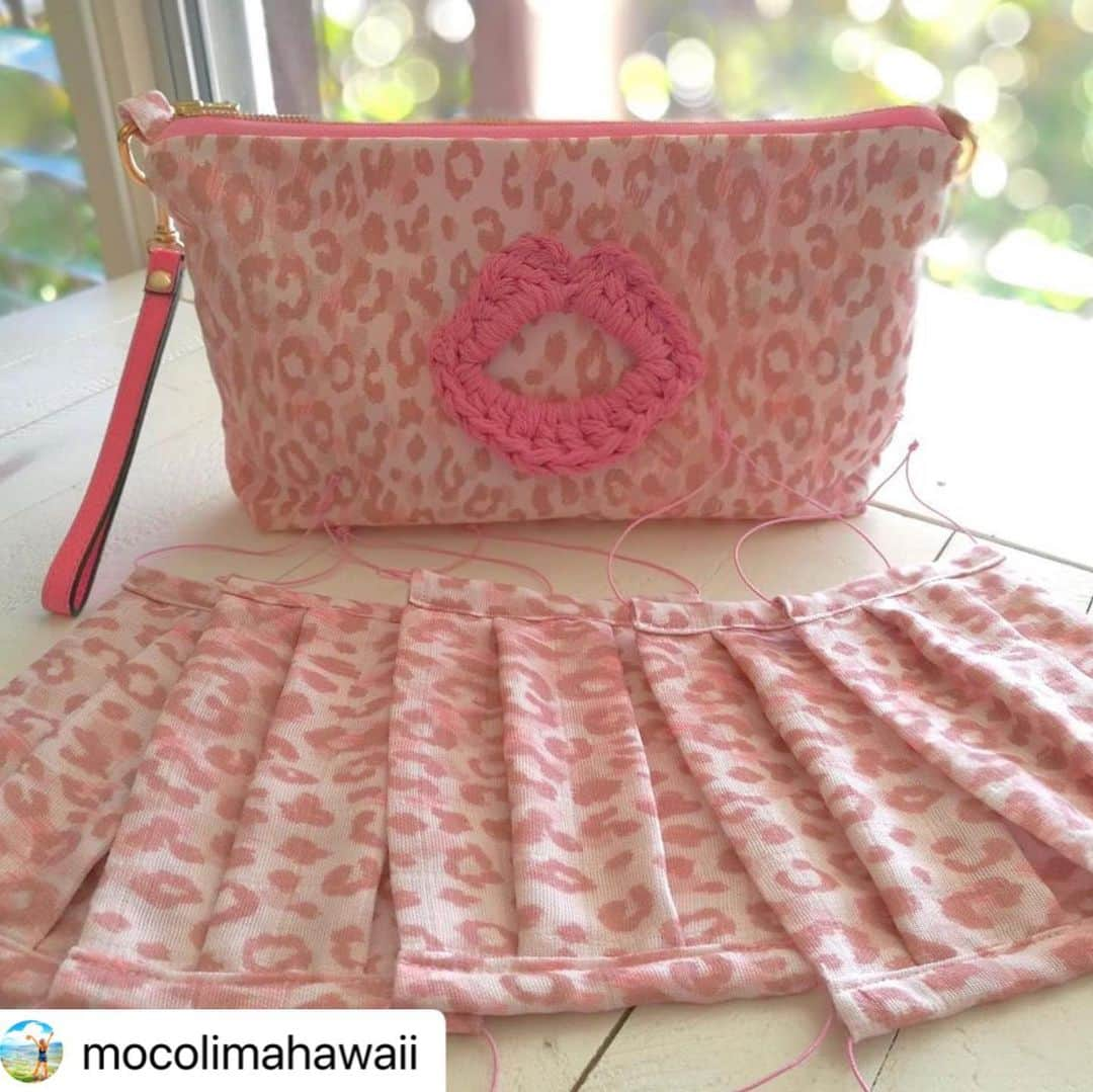 Hundred Dreamsのインスタグラム：「#Repost @mocolimahawaii with @make_repost ・・・ New* Pink Leopard Mask & Clutch  今日のひらめき💋  #新作#ひらめき#今日の針仕事#気分#ヒョウ柄#ピンク#モチベーション#笑顔#ハッピー#モコリマハワイ#ハワイ#ハワイ好き#マスク#オーガニックコットン#海外起業#女性起業家#デザイナー#ハワイ好き#leopard#mask#mocolima#hawaii#lips#pink#mylife#mystyle#clutch#happy#awesome」