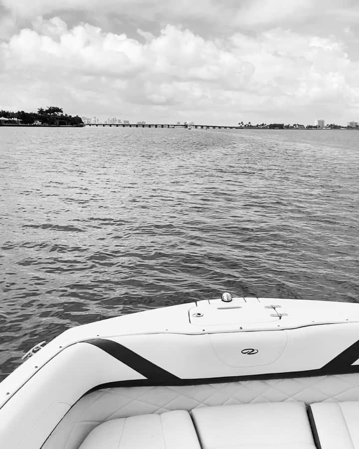 カルロス・ブーザーのインスタグラム：「Our Boy Captain @1chefjeff Blessed Us With A Day On The Water... For All Ya’ll Who Wanna Ride DM The Homey @miami_yacht_tour And Tell Em Booz Sent Ya 😆..... #HOLDAT 🤟🏽」