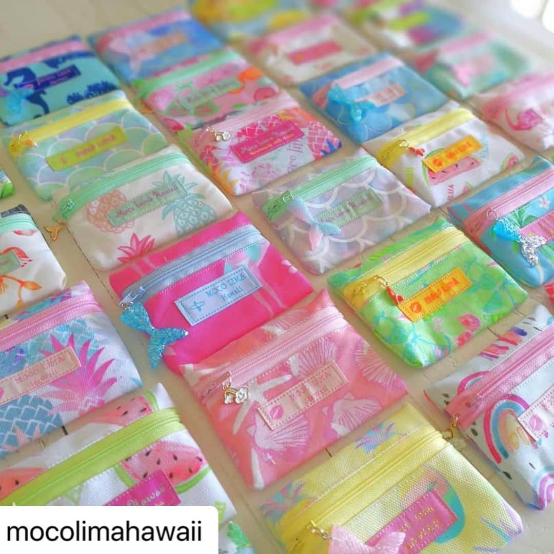 Hundred Dreamsのインスタグラム：「#Repost @mocolimahawaii with @make_repost ・・・ Fun to choose!  Card Pouches, Made by Moco  お土産に１番人気のカードポーチ♡ カードがぴったり入るサイズでお作りしています。バッグの中で迷子になりがちなリップやお薬、ジュエリーやバンドエイド、アメちゃんなどなど😄　バッグの中に１つ忍ばせておくと、とっても便利♡  付属のチャーム、ファスナー、タグまで全て異なるデザインでお作りしています。  モコリマオリジナル、ハワイなポーチ♡　あなただけのお気に入りをぜひ探しに来て下さい〜　選ぶ楽しさが味わえます🤣  今日もお店は1:00~6:00まで営業致しております。新作続々登場で毎日変わる店内。その折々の出会いをお楽しみくださいませ♡  #unique#original#the#only#one#no#replace#handmade#madeinhawaii#mocolima#Hawaii#waikiki#honolulu#oahu#instadairy#photography#lovemyphotos#photoshoot#everyday#個性#オリジナル#モコリマ#ハワイ#ハワイ大好き#いつもありがとうございます#自分らしく」