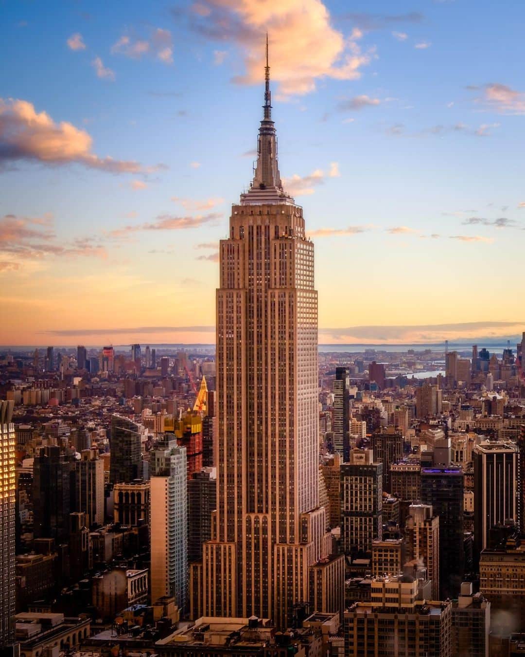 Empire State Buildingさんのインスタグラム写真 - (Empire State BuildingInstagram)「#FOLLOWERCHALLENGE: We’re DM’ing this high res pic to the first 75 people to follow & comment “I want this pic!” below! ⠀⠀⠀⠀⠀⠀⠀⠀⠀⠀⠀⠀⠀⠀⠀⠀⠀⠀ Thanks to @jrisorto for providing this incredible shot of the #EmpireStateBuilding—give them a follow for more!」6月18日 6時08分 - empirestatebldg