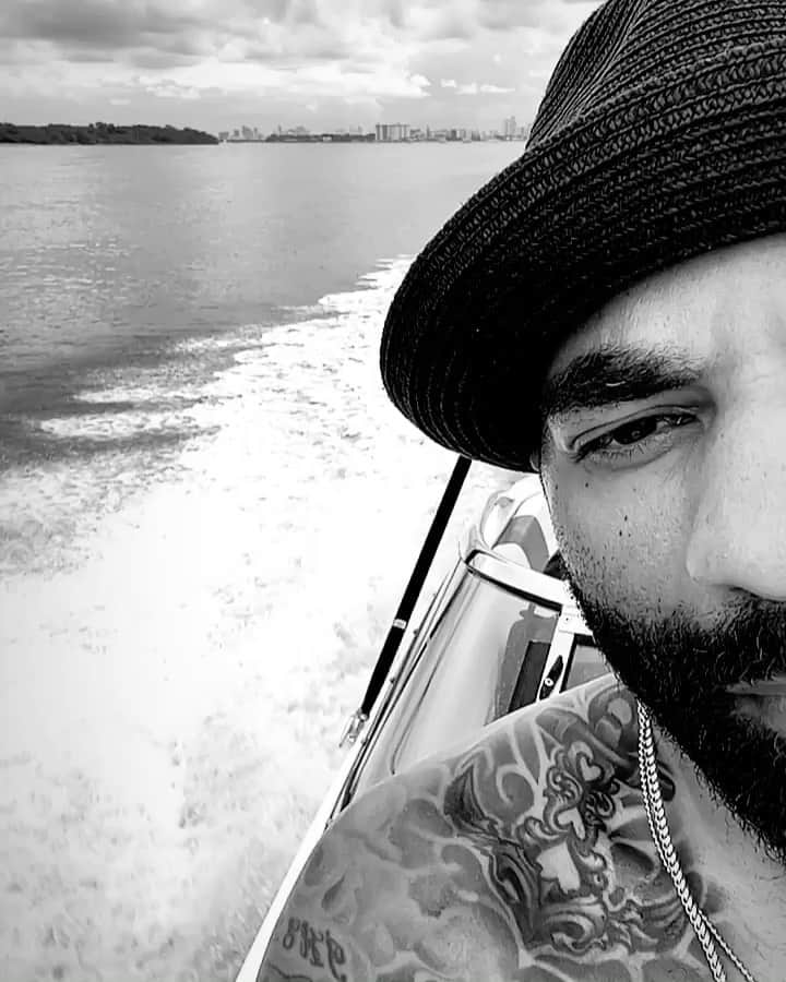 カルロス・ブーザーのインスタグラム：「H O L D A T 🤟🏽」