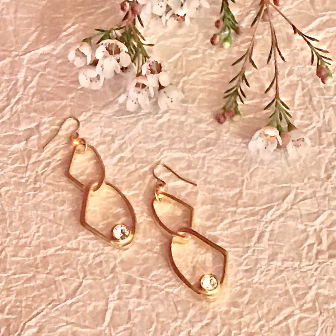 のインスタグラム：「Light and airy #geometricearrings with a touch of #Swarovskicrystals」
