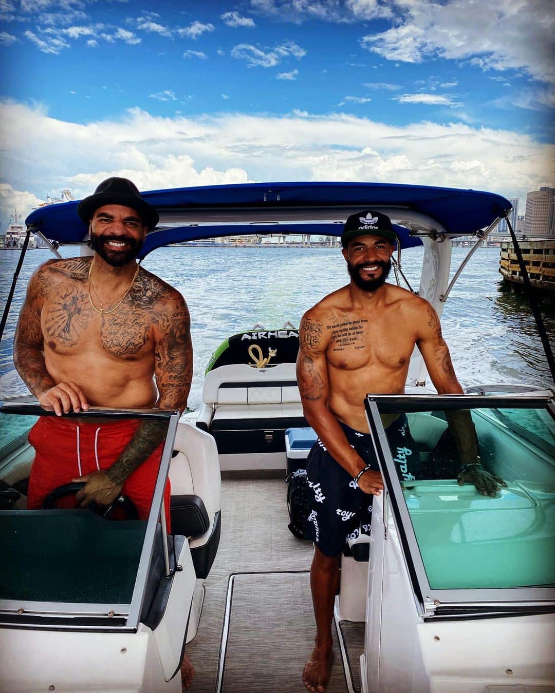 カルロス・ブーザーのインスタグラム：「B R O T H E R S.... #HOLDAT 🤟🏽」