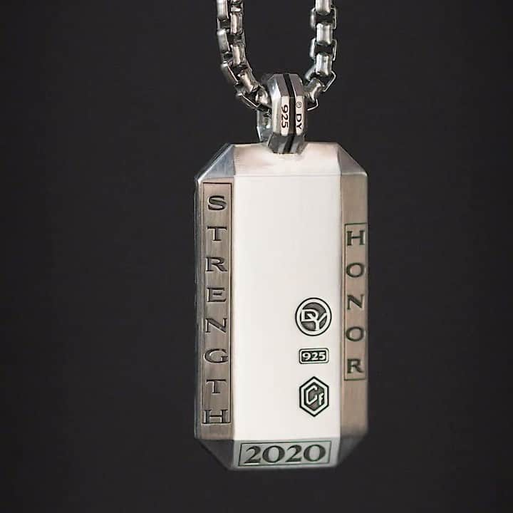 デビッドヤーマンのインスタグラム：「Strength and honor. To acknowledge these unprecedented times and the courage and sacrifice of our communities and First Responders, we’ve created a custom double-sided pendant engraved with the messages “strength” and “honor,” or “courage” and “faith.” These reversible tags are set in sterling silver and our signature forged carbon. #DavidYurman」